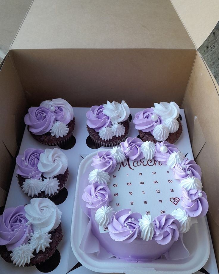 Small lilac bento style calendar cake