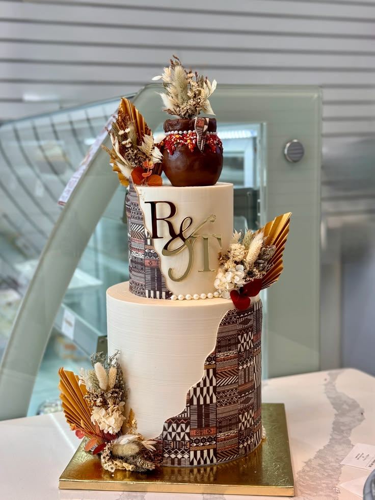 Patterned traditional celebration wedding cake